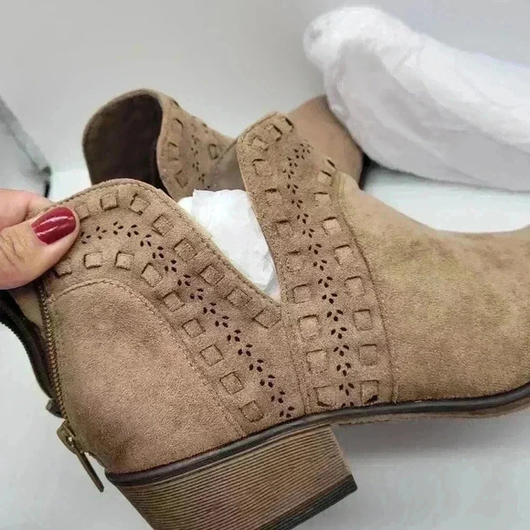 Pierre Dummas Women's Taupe Suede Ankle Boots Size 7 Back Zipper - Picture 5 of 9